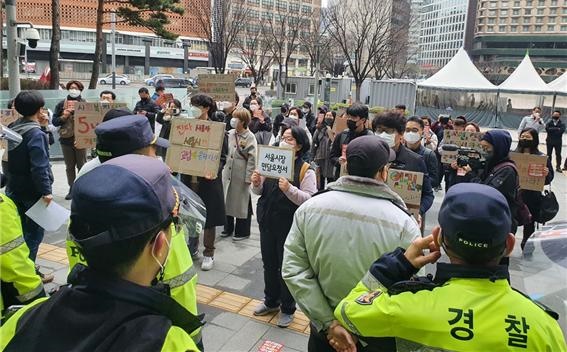 서울시청에서 경찰들과 대치하는 사회복지 노동자들 