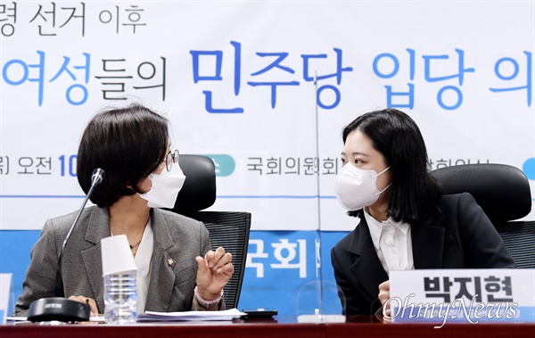 '2030 여성의 민주당 입당 의미와 과제 토론회' 참석한 박지현-권인숙 더불어민주당 박지현 공동비상대책위원장(오른쪽)이 31일 오전 서울 여의도 국회 의원회관에서 열린 '제20대 대통령선거 이후 2030 여성의 더불어민주당 입당 의미와 과제 토론회'에서 권인숙 의원과 대화하고 있다.