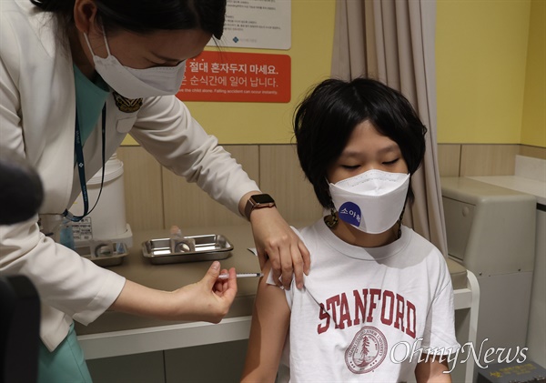 질병관리청은 어린이 국가예방접종사업에 신규 폐렴구균 백신(PCV15)을 도입해 2024년 4월 1일부터 접종을 시작할 계획이다. 사진은 지난해 만 5∼11세 소아·아동에 대한 화이자 코로나19 백신 접종을 하고 있는 모습.