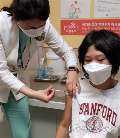 만 5∼11세 소아·아동에 대한 화이자 코로나19 백신 접종을 시작한 31일 강서구 미즈메디 병원 소아청소년과에서 한 어린이가 백신을 맞고 있다.
