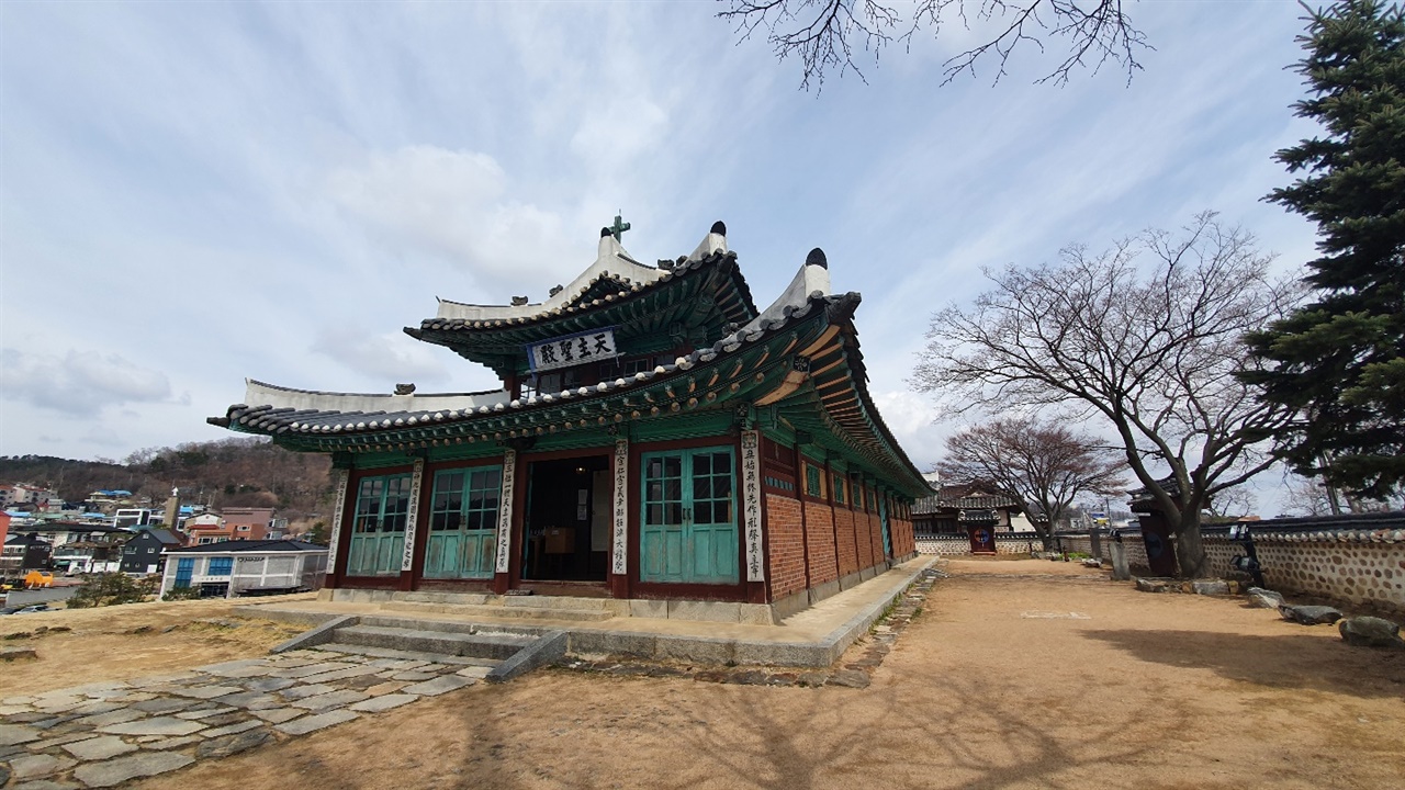 아는 사람만 찾던 강화성공회성당은 현재는 강화 여행에 있어 빼놓을 수 없는 명소로 자리잡았다.