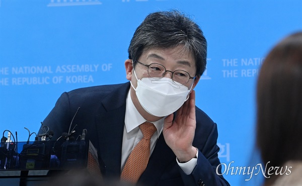 유승민 전 의원이 31일 서울 여의도 국회에서 경기도지사 출마 선언을 한 후 취재진의 질의를 듣고 있다.