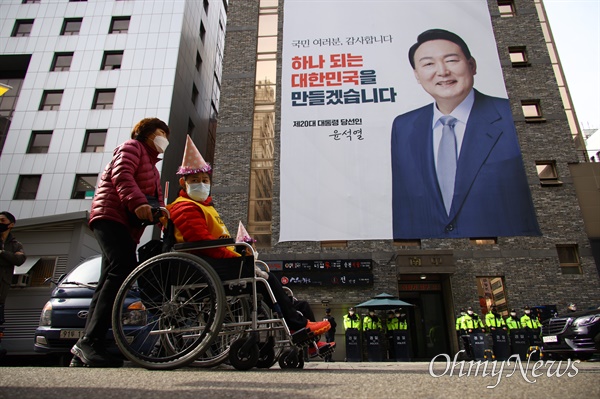  전국장애인차별연대 등 장애인 단체회원들이 3월 31일 오후 서울 영등포구 여의도 이룸센터에서 장애인교육권 완전보장을 요구하는 행진을 하고 있다.