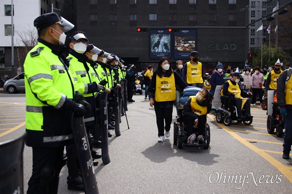 지난 3월 31일 전국장애인차별연대 등 장애인 단체회원들이 서울 영등포구 여의도 이룸센터에서 장애인교육권 완전보장을 요구하는 행진을 하고 있다.