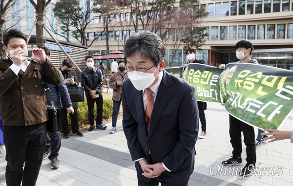  경기도지사 출마를 선언한 유승민 전 국민의힘 의원이 31일 서울 여의도 국회 의원회관 앞에서 지지자들과 인사하고 있다.