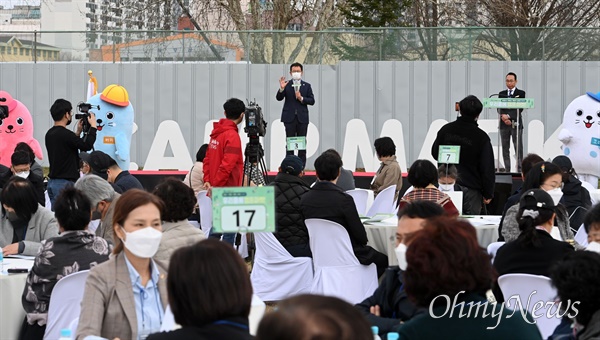 박남춘 인천시장이 3월 31일 부평 캠프마켓에서 열린 '인천시민시장 대토론회'에서 인사말을 하고 있다.