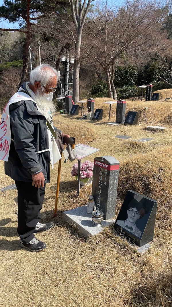  먼저 떠난 조성만 열사 무덤 앞에 선 문정현 신부