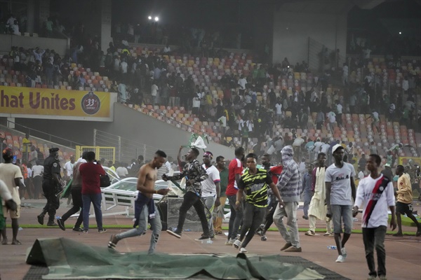 2022년 3월 29일 나이지리아 아부자 모스후드 아비올라 스타디움에서 열린 2022 카타르 월드컵 예선 플레이오프 2차전 가나-나이지리아 축구경기 종료 후 관중들이 난입하는 사건이 발생했다. 경찰은 최루탄을 발사해 관중들을 경기장 밖으로 내보냈다. 