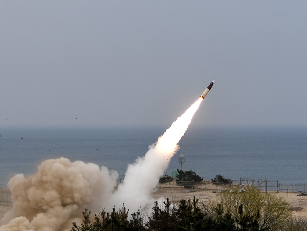 지난 3월 24일 합동참모본부는 북한의 대륙간탄도미사일(ICBM) 발사에 대응해 동해상에서 합동 지·해·공 미사일을 발사했다고 밝혔다. 사진은 ATACMS 발사 장면. 2022.3.24