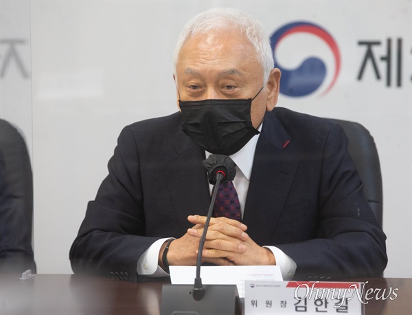 김한길 인수위 국민통합위원장이 1일 오전 서울 종로구 한국금융연수원에 마련된 대통령직인수위원회 대회의실에서 열린 국민통합위원회 1차 전체회의에서 인사말을 하고 있다. 