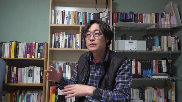 "다큐작가 김재훈"  다큐작가 김재훈은 자신을 "기록하는 사람"이라고 했다. 그는 "시간의 진실을 찾아 기억하고 기록하는 일을 꾸준히 할 것"이라고 했다.