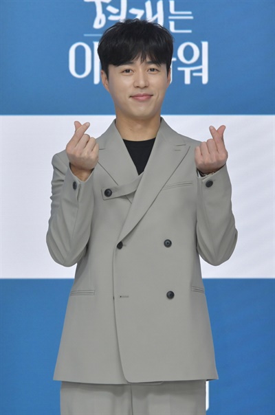 '현재는 아름다워' 오민석, 짧고 굵게! 오민석 배우가 1일 오후 비대면으로 열린 KBS 2TV 새 주말드라마 <현재는 아름다워> 제작발표회에서 포즈를 취하고 있다. 
<현재는 아름다워>는 나이 꽉 찬 삼형제가 집안 어른들이 내건 아파트를 차지하기 위해 짝을 찾아가는 과정을 그린 혼인 성사 프로젝트 드라마다. 2일 토요일 저녁 8시 첫 방송.