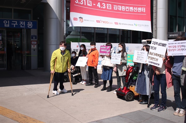 2일 국민의힘 이준석 대표의 광주방문에 광주 시민단체들이 항의 피켓팅을 진행하고 있다.