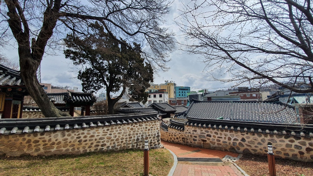 성공회성당에서 용흥궁쪽으로 들어가면 아름다운 골목길이 계속 이어진다. 오래된 역사 만큼이나마 강화골목길은 많은 역사를 머금고 있다.