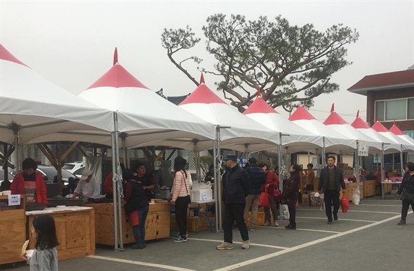 ‘빨간장터’는 지난 2019년 구항면 행정복지센터 앞마당에서 지역주민들을 중심으로 열리기 시작하면서, 큰 관심을 얻으면서 홍성군민들에게 폭발적인 반응을 얻었다.