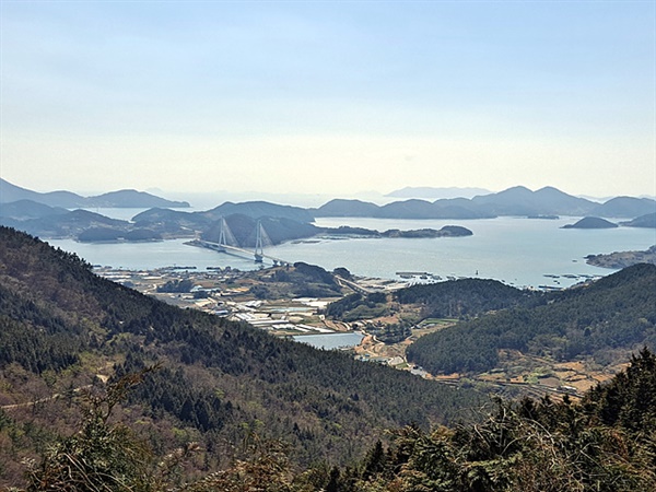  승월마을 뒷산을 오르면 편백나무 가득한 등산로가 나오고 멀리 화태대교와 여수바다가 보이는 멋진 광경이 펼쳐진다.  