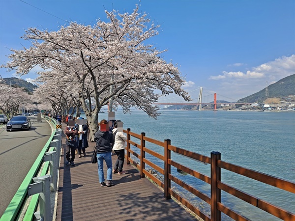벚꽃 흐드러진 왕지벚꽃 길에서 봄맞이 여행자들은 봄의 즐거움을 맘껏 누린다.