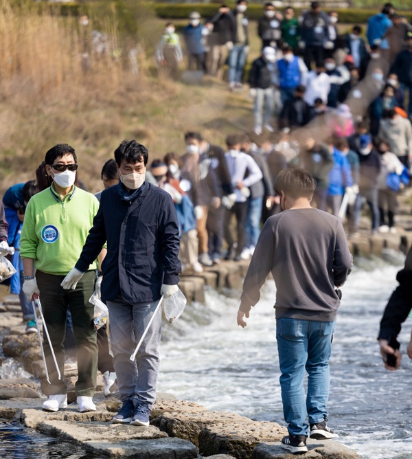 경기도지사 후보로 출마한 안민석 의원이 경기도민들과 '새봄 플로킹' 행사에 참가하고 있다.