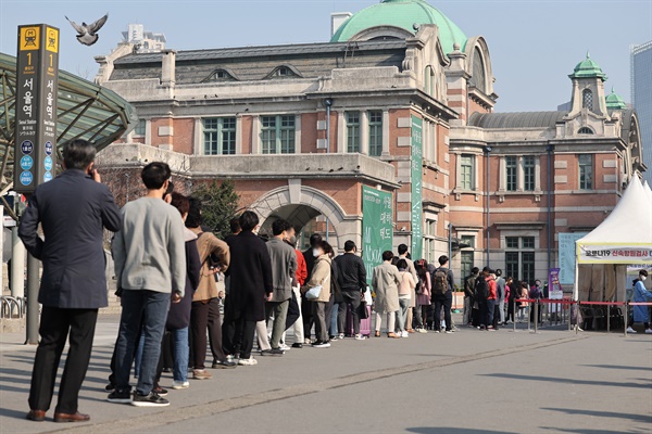  코로나19 확진자 수가 완만한 감소세를 보이는 가운데 4일 서울역 임시 선별검사소에서 시민들이 검사를 기다리고 있다.