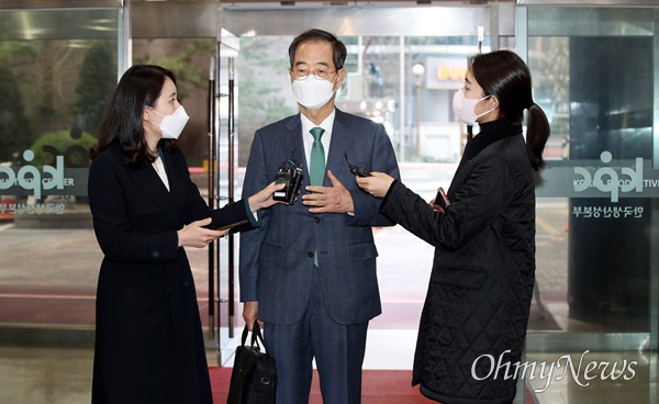 한덕수 국무총리 후보자가 4일 오전 서울 종로구 한국생산성본부 건물에 마련된 인사청문회 준비단 사무실로 첫 출근하고 있다.