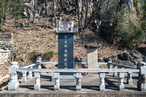  4대에 걸친 자선을 시작한 박동보의 구황비(오른쪽 빗돌)를 신평동에서 옮겨오면서 왼쪽의 새 오석 빗돌을 세웠다.