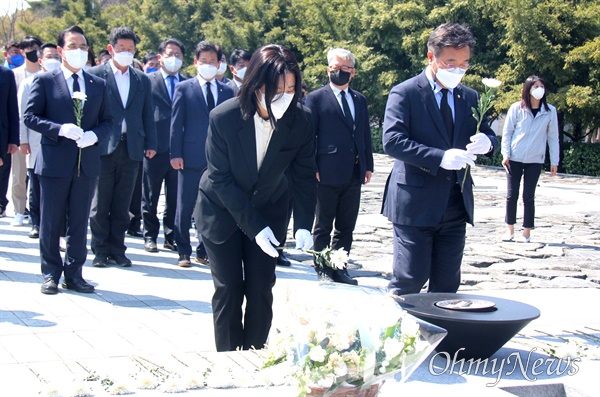 윤호중, 박지현 더불어민주당 비대위원장과 박홍근 원내대표 등 인사들이 4일 오후 김해 봉하마을 고 노무현 대통령 묘소를 참배했다.