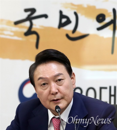 2022년 4월 4일, 당시 윤석열 대통령 당선인이 서울 종로구 삼청동 대통령직인수위원회에서 열린 인수위 기획위원회 제1차 전체회의에서 모두발언을 하고 있다.