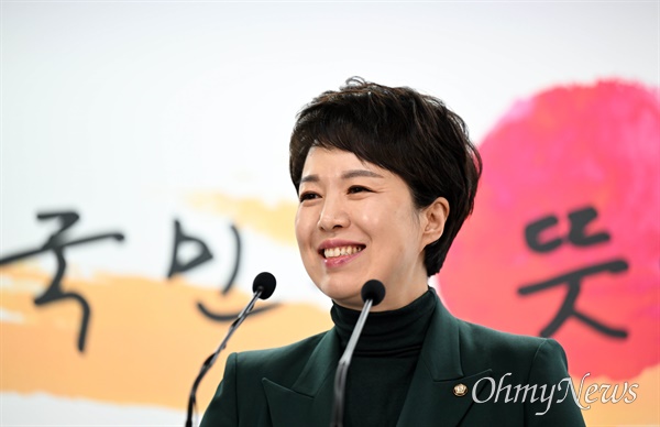 대변인 자리에서 물러나는 김은혜 대통령 당선인 대변인이 4일 오전 서울 종로구 통의동 제20대 대통령직인수위원회에서 마지막 일일 브리핑을 하고 있다.