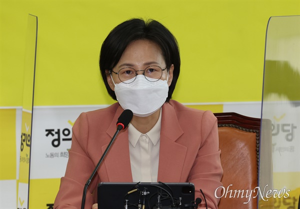 정의당 강은미 의원이 5일 오전 서울 여의도 국회에서 열린 의원총회에서 발언하고 있다.