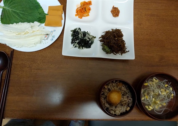 톳장아찌, 파래무침, 전복밥으로 차린 저녁 밥상. 앞으로도 안심하고 바다스러운 밥상을 차릴 수 있었으면 좋겠다. 