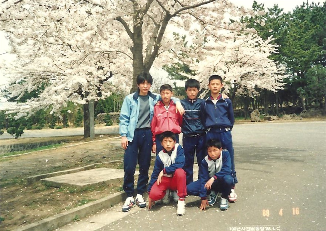 김동수 씨가 다니던 중학교에서 후배들에게 육상을 가르치던 시절. 벚꽃이 활짝 피었다. 이때도 4월 16일이었다.