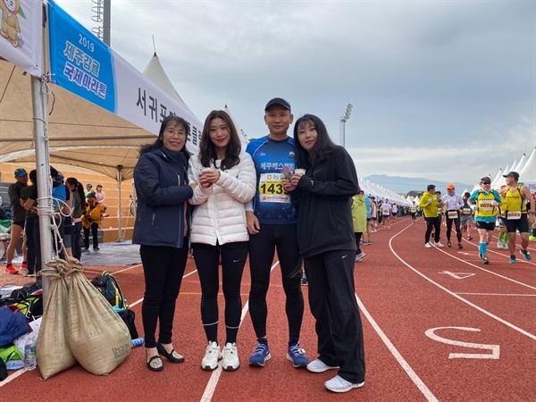 지난해 4월, 김동수씨가 마라톤 응원을 온 가족들과 함께 찍은 사진.