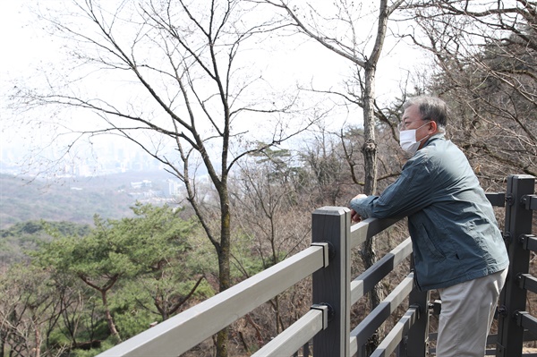 문재인 대통령이 5일 오후 북악산 남측 탐방로를 통해 청운대전망대에 오른 뒤 서울시내를 바라보고 있다.