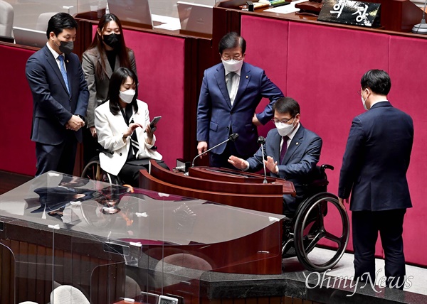 4월 5일 국회 본회의에서 박병석 국회의장과 최혜영 민주당 의원, 이종성 국민의힘 의원 등이 휠체어에 탑승한채로 발언할수 있도록 개선된 발언대를 살펴보고 있다. 