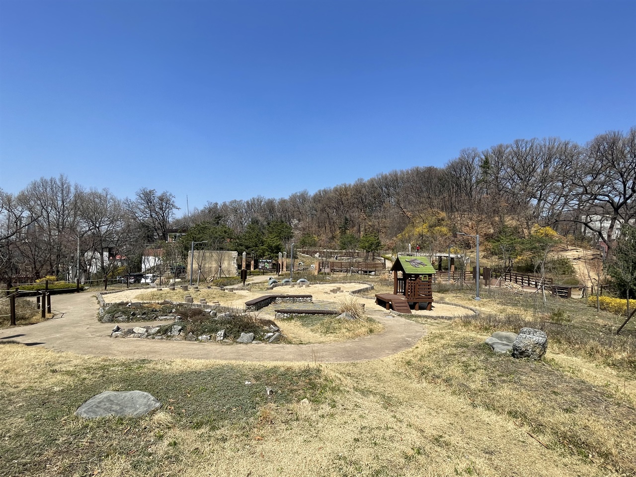 당산공원   이 공원이 있는 당산에서 인민군의 재소자 학살이 일어났다.