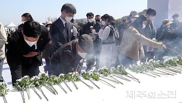 지난 3일 열린 제74주년 4·3희생자 추념식에서 유족과 도민들이 제주4.3희생자 영령 제단에 헌화 분향하고 있다. 