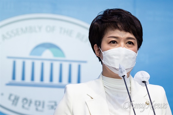 김은혜 국민의힘 의원이 6일 서울 여의도 국회 소통관에서 기자회견을 열고 6.1지방선거 경기도지사 출마 선언을 하고 있다.