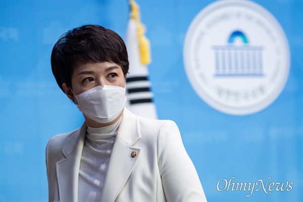 김은혜 국민의힘 의원이 지난 6일 서울 여의도 국회 소통관에서 기자회견을 열고 6.1지방선거 경기도지사 출마를 선언한 뒤 회견장을 나서고 있다.