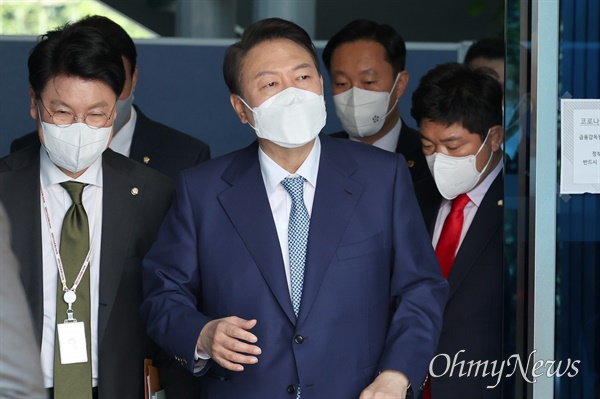 윤석열 대통령 당선인이 6일 점심 일정을 위해 서울 종로구 통의동 집무실을 나서고 있다.