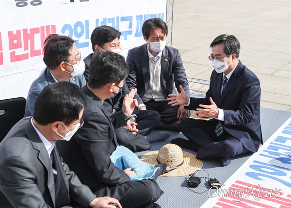  김동연 새로운물결 대표가 7일 서울 여의도 국회에서 더불어민주당의 정치개혁법안 처리 촉구 농성장을 방문하고 있다.