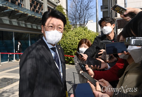  장제원 대통령 당선인 비서실장이 지난 4월 7일 서울 종로구 통의동 제20대 대통령직인수위원회 앞에서 취재진 질문에 답하고 있다.