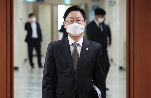 박범계 법무부 장관이 지난 5일 오전 정부서울청사에서 열린 국무회의에 참석하고 있다.