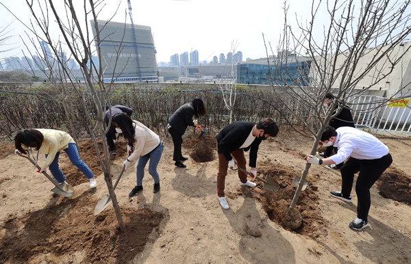 식목일인 5일 오후 세종시 정부세종청사관리본부 직원들이 옥상정원에 나무를 심고 있다. 