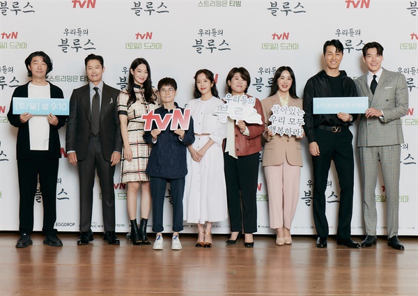  7일 오후 진행된 tvN 새 드라마 <우리들의 블루스> 제작발표회에서 김규태 감독, 이병헌, 신민아, 노희경 작가, 한지민, 이정은, 엄정화, 차승원, 김우빈이 카메라를 향해 포즈를 취하고 있다.