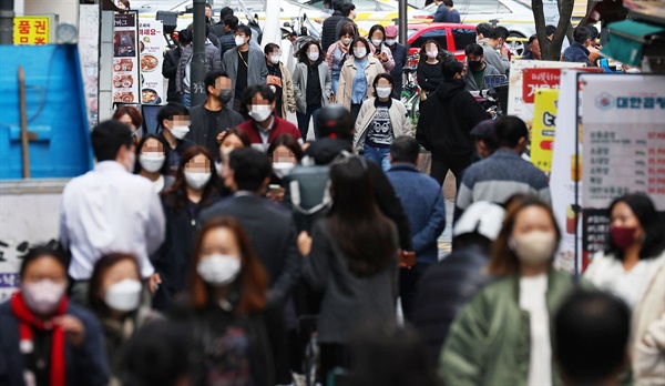 1일 서울 명동에서 시민들이 마스크를 쓰고 이동하고 있다. 