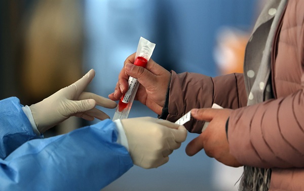 3월 28일 오전 서울역 선별진료소에서 의료진이 유전자 검사 키트를 준비하고 있다.