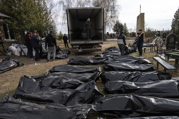 우크라이나 수도 키이우 외곽에서 묘지 작업자들이 부차 마을에서 살해된 민간인 희생자들의 시신을 안치소로 이송하기 위해 트럭에 싣고 있다. 러시아군이 이달 초 퇴각할 때까지 한 달가량 장악했던 부차에서 민간인을 대량 학살했다는 의혹이 제기되고 있다. 2022.4.7