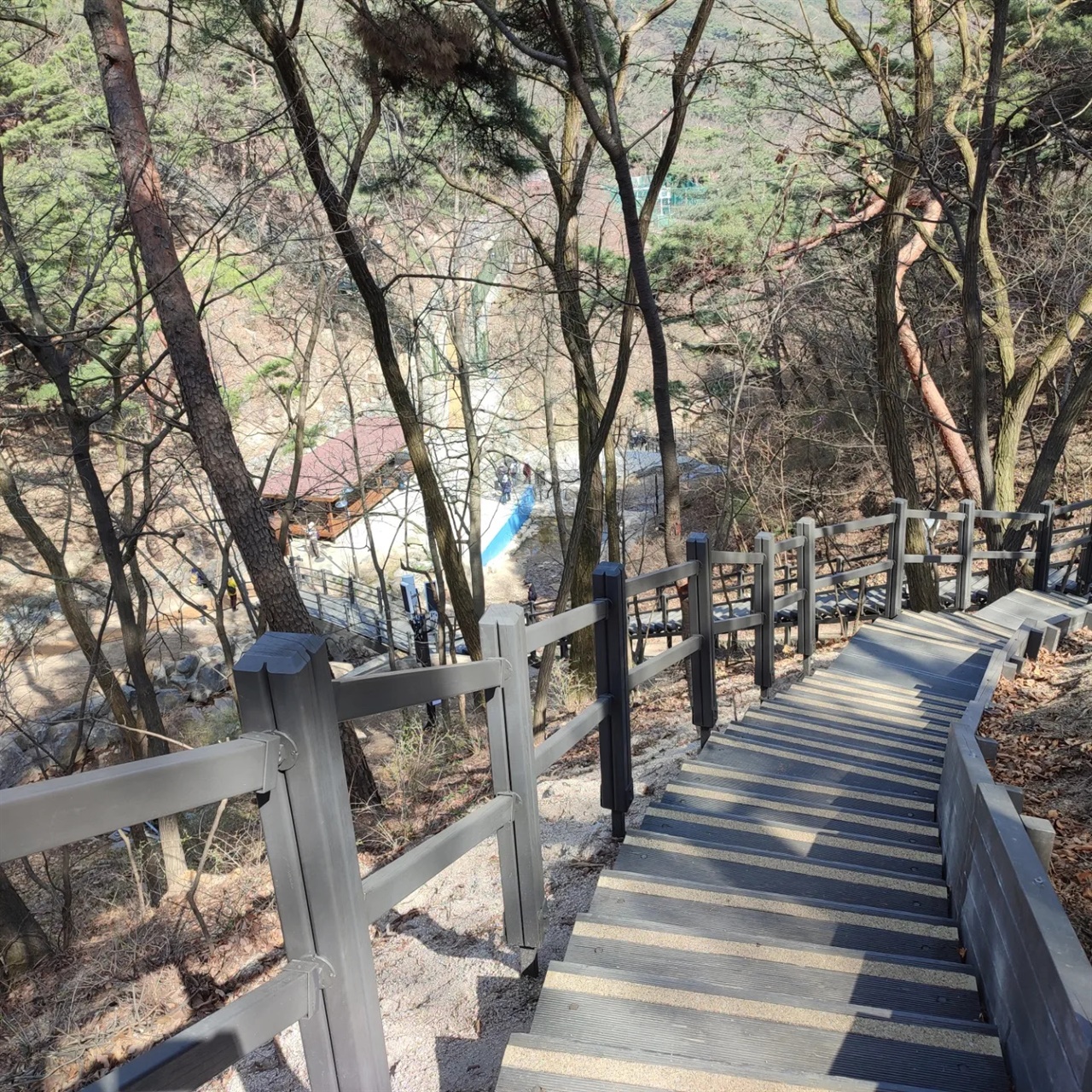 만세동방에서 쭉 걸어가면 다시 계곡 쉼터로 돌아온다.