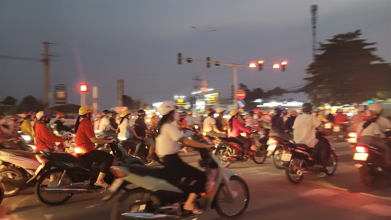 이곳 베트남 빈롱의 퇴근 시간 거리에는 오토바이 행렬로 쏟아져 나오는 인파도 장관이다.