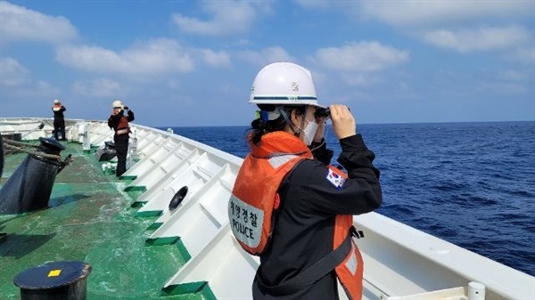 9일 오후 대만 해상에 도착한 우리 경비함 대원들이 실종 선박과 선원들에 대한 수색작업에 착수했다.